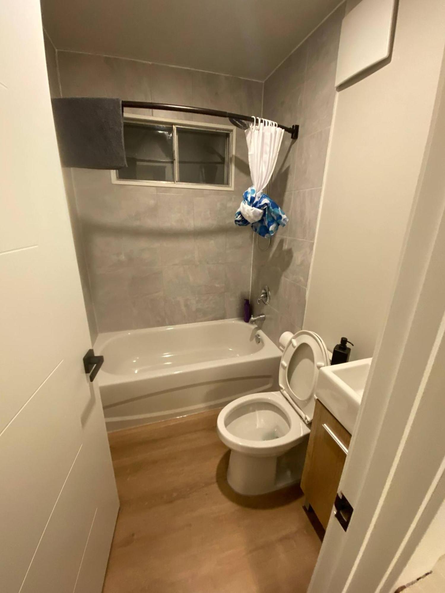 Central 2Br Near Unveristy And Whyte Ave 에드먼턴 외부 사진